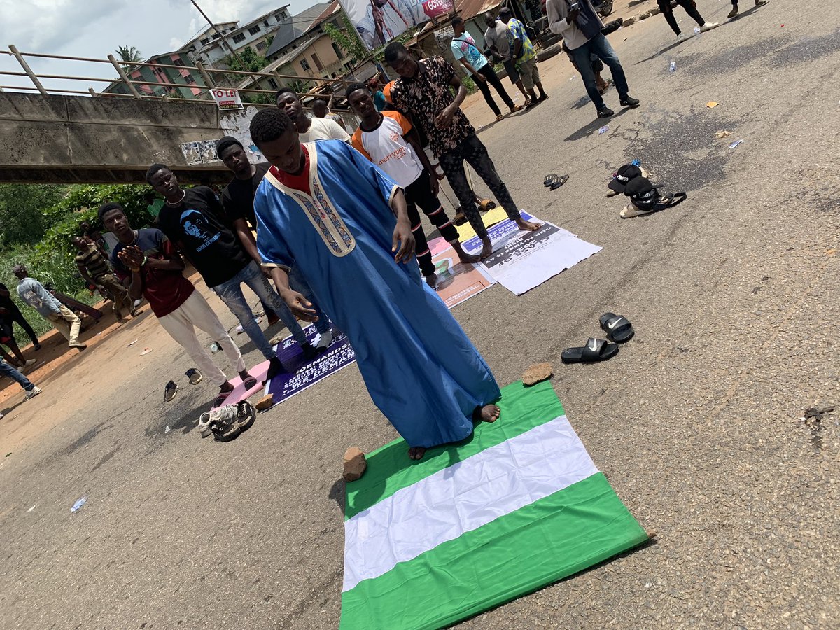 TripleHay001's tweet photo. ASUU strike: OAU Muslim Students Observed Prayer on the road during Protest.

#ASUU #EndASUUStrike https://t.co/fMfgKv5Z0x