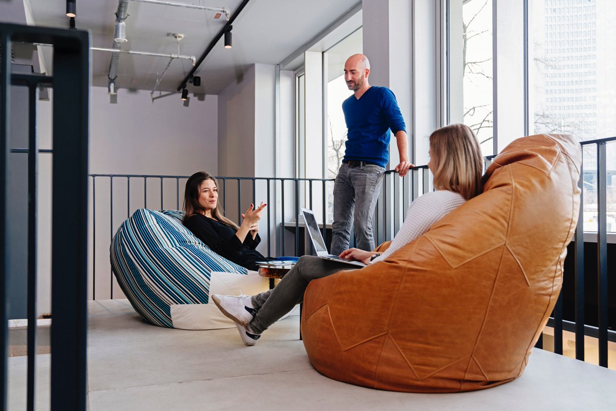 OfficeInspire's tweet photo. This Brazilian hero is the perfect addition to the classic desk workstation, provides variety, loosens up the atmosphere and offers new configurable options:
https://t.co/HAENTosyBS
#brasilheroe #worklifebalance #workspace #modernoffice #seating #beanie https://t.co/jn3rED6U3O