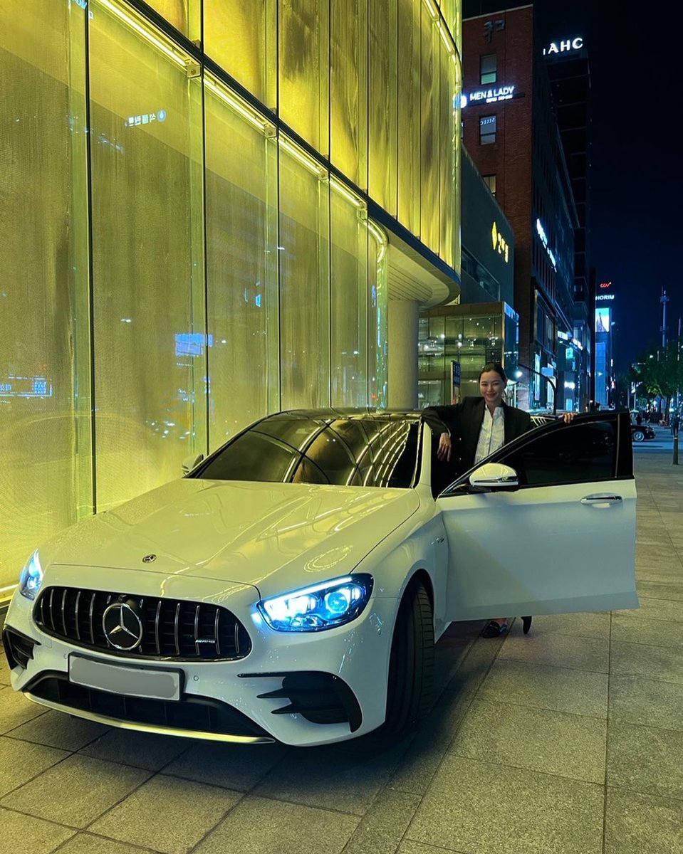 leehoneyupdates's tweet photo. [honey_lee32 ig update] 🚘❤️
caption: 오랜만에 회사방문ㅎ
이 시간에, 이런 조명 넘흐 오랜만😂
요즘 애마타고 바쁘네요ㅎ
다들 굿밤요!❤️
.
#메르세데스벤츠 #WithMercedes #메르세데스AMG

🔗https://t.co/RkuPgx81e8

#LeeHanee #HoneyLee #이하늬 https://t.co/YuIITUqfrG