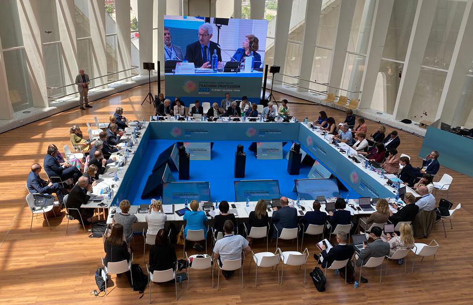 Las tecnologías digitales tienen un claro potencial en la educación y representan a la vez un desafío para centros educativos, docentes y alumnos. El secretario de Estado de Educación, <a href="/atianaf/">Alejandro Tiana</a>, ha debatido hoy sobre este tema en la primera sesión del #ISTP2022.