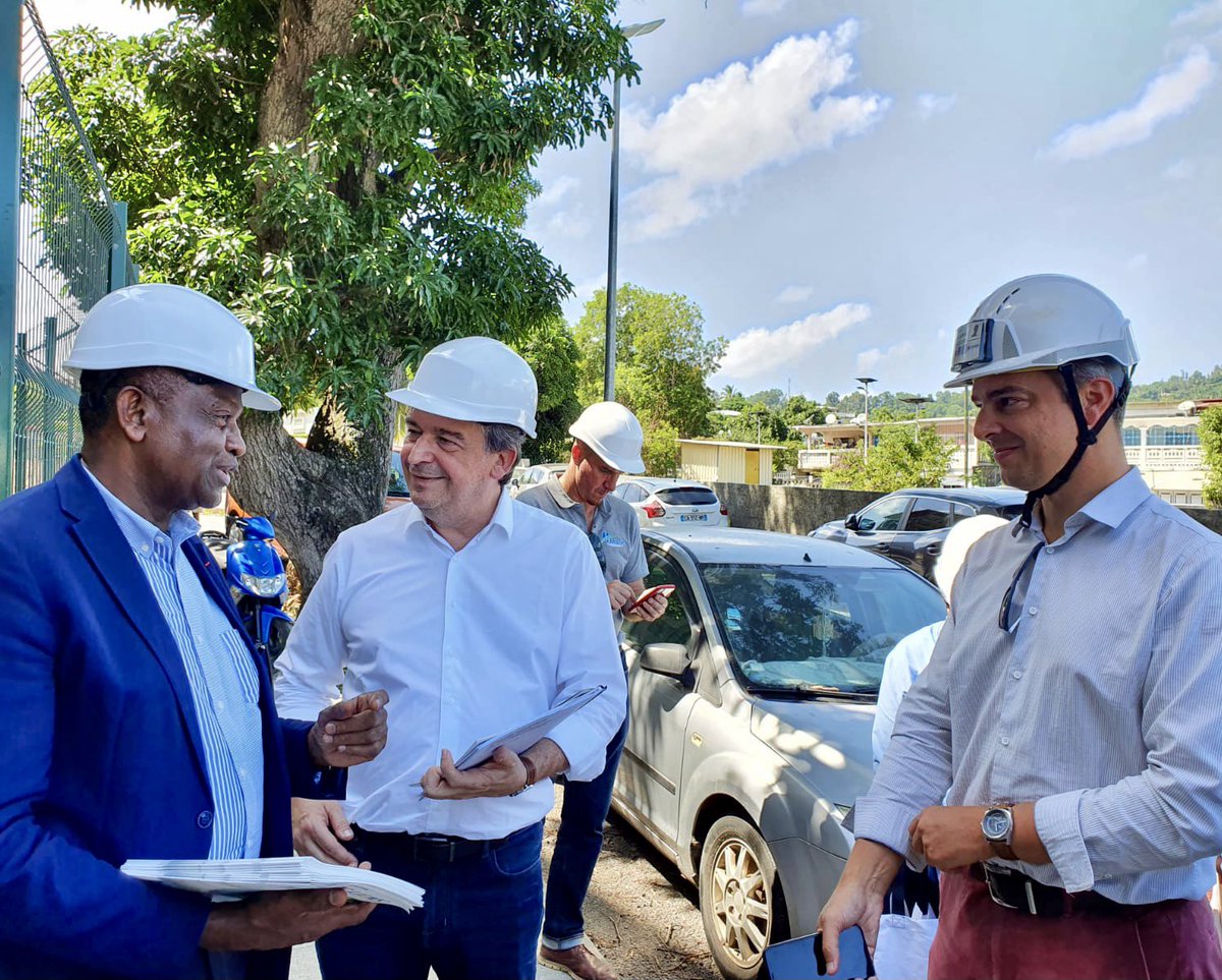 OSalleron's tweet photo. Visite du chantier de 300 logements du quartier Marzoukou à Petite Terre à #Mayotte en compagnie de Saïd Omar Oili Pdt agglo Dzaoudzi @OmarOili Projet #SiM Entr. @VINCIConstruc avec Pdt FMTP Julian Champiat https://t.co/Kk74u8gNTr