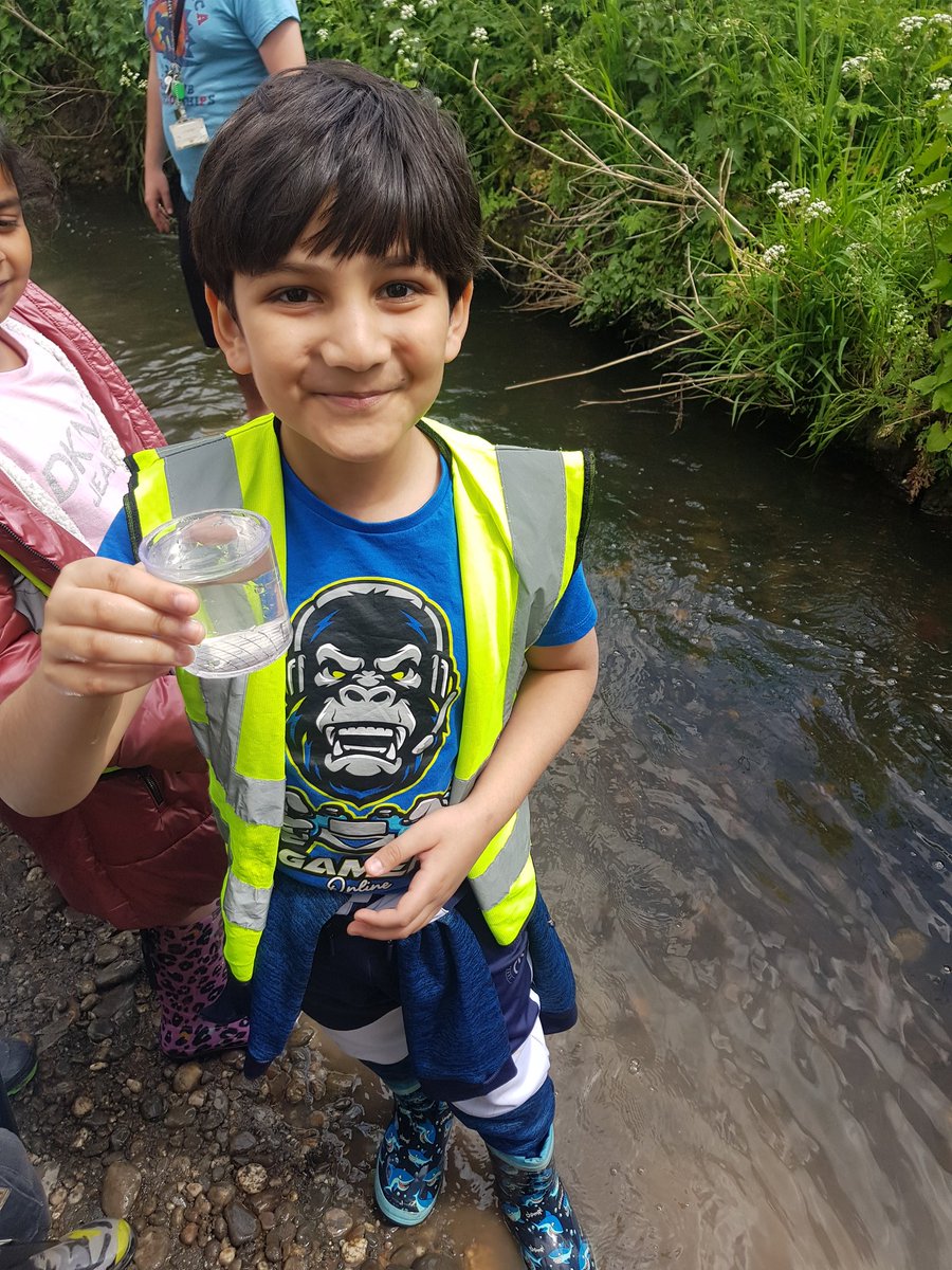 MrShahsClass's tweet photo. We are now checking the water of River Cole. The water clarity seems to change along the river.  #Curiosity https://t.co/AgGqNbalsi