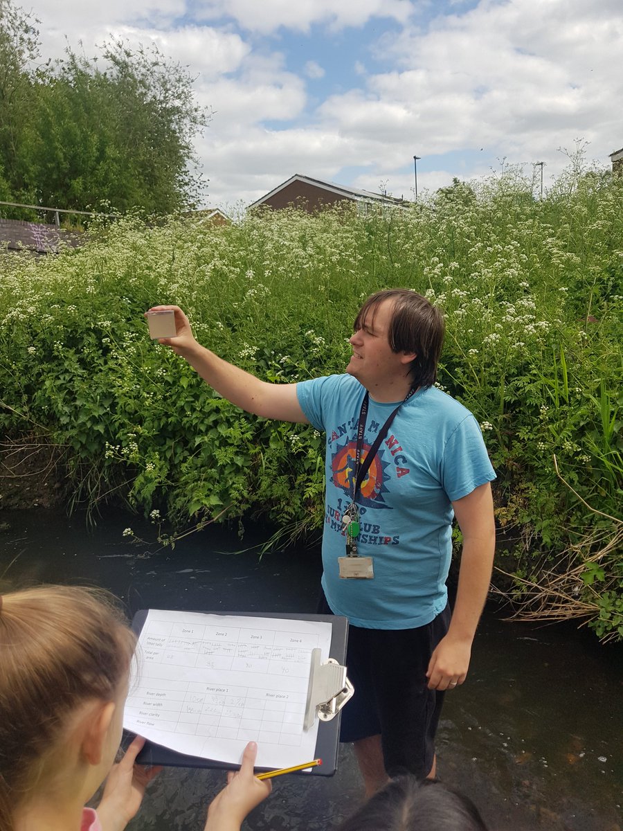 MrShahsClass's tweet photo. We are now checking the water of River Cole. The water clarity seems to change along the river.  #Curiosity https://t.co/AgGqNbalsi