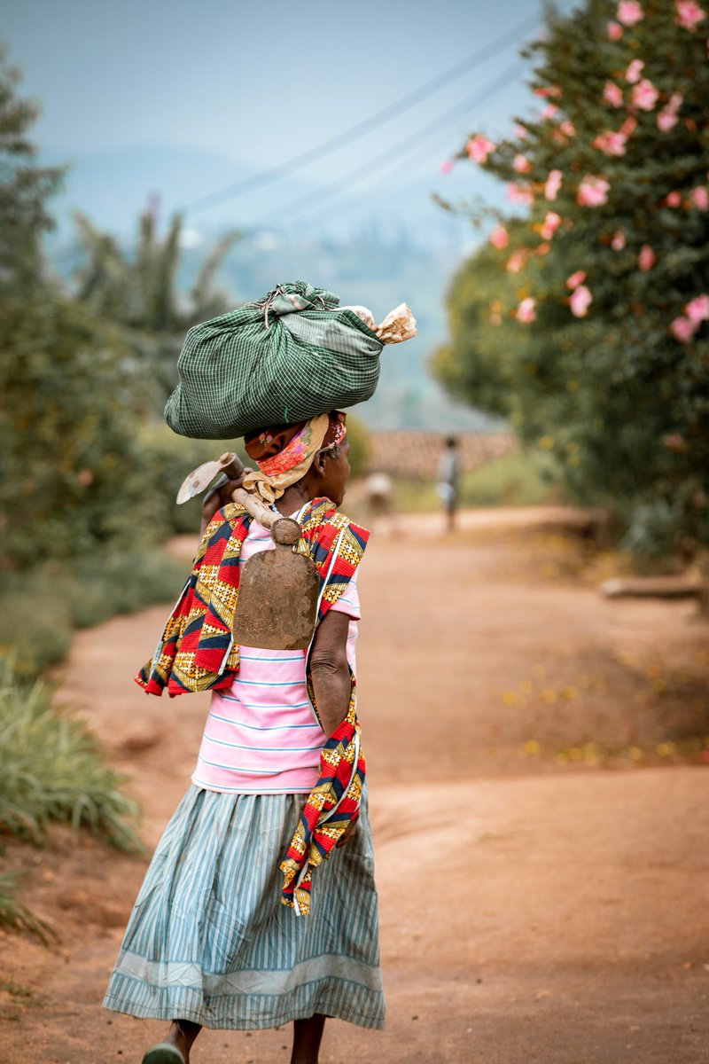 Hubert_rw's tweet photo. Mothers’ day­­­, a tribute to the females who dedicate their lives to being the source of humanity.I had the privilege to capture these shots of a hardworking farmer who wakes up early every day striving for the wellbeing of her family. #RwOT  #HappyMothersDay2022 #storytelling https://t.co/ycJ99bsS8i