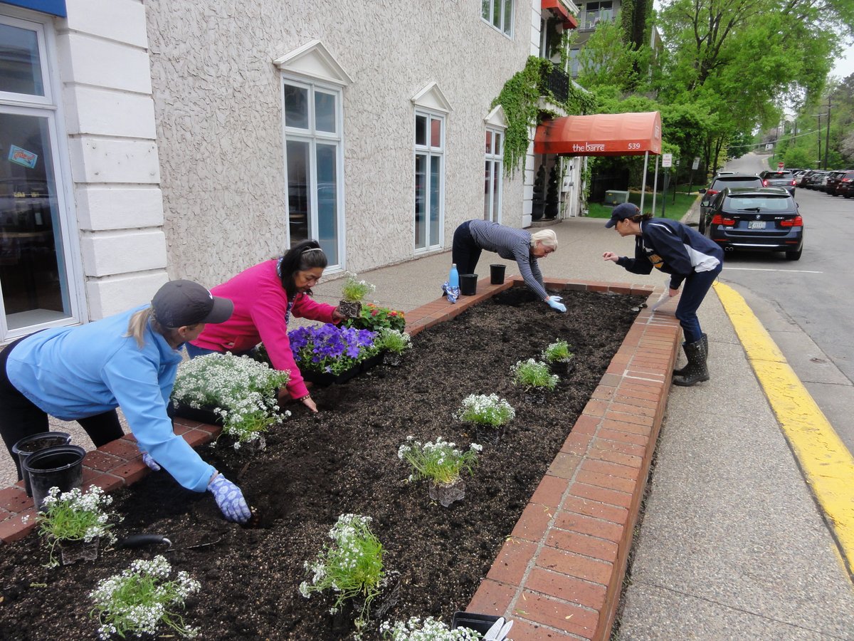 We would love your help planting gardens around town this Saturday morning, May 14th!

Volunteers will gather at 8:30 AM at Wayzata Public Works for initial instructions and will disperse to their assigned garden(s) to plant until about 11 AM. 🌷

Sign Up: signupgenius.com/go/10C0F49AEA8…