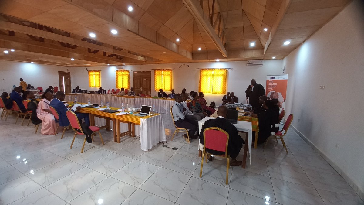 modestekrah's tweet photo. A Daloa, la formation des Magistrats s'achève avec un procès fictif sur un cas de traite des personnes. Ils ont bien joué au jeu, la pratique sur le terrain promet @expertisefrance @UNIONEUROPEA @UEenCI @TIPSOM_WCA @solidarite2021 @altp_guinee https://t.co/Rh5avbZRba