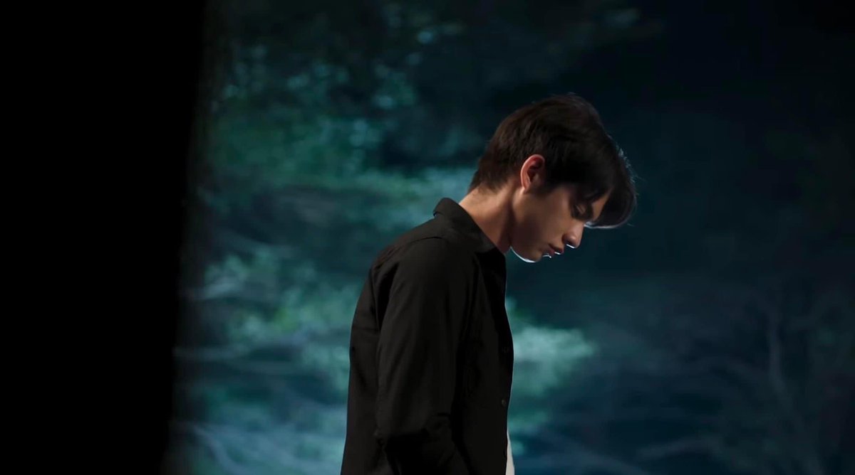 Lagi merenung sendirian di luar, lagi mikirin apa sih ayang?