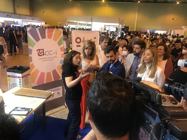 UCC_UHU's tweet photo. El Consejero de Educación y la Secretaria General de Universidades visitan nuestro stand para saber más de la #dendrocronologia
@UniHuelva @otriuhu @jvazquezpique @FeriaCiencia #20FeriaCiencia #NIGHTspain #preevento #ResearchersAtSchool https://t.co/ouJAn345Na