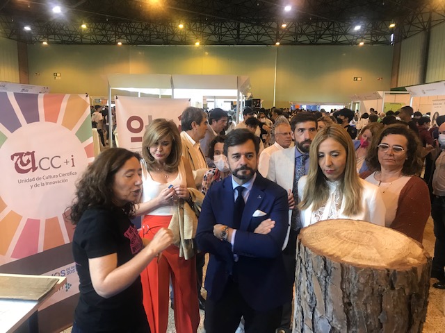 UCC_UHU's tweet photo. El Consejero de Educación y la Secretaria General de Universidades visitan nuestro stand para saber más de la #dendrocronologia
@UniHuelva @otriuhu @jvazquezpique @FeriaCiencia #20FeriaCiencia #NIGHTspain #preevento #ResearchersAtSchool https://t.co/ouJAn345Na