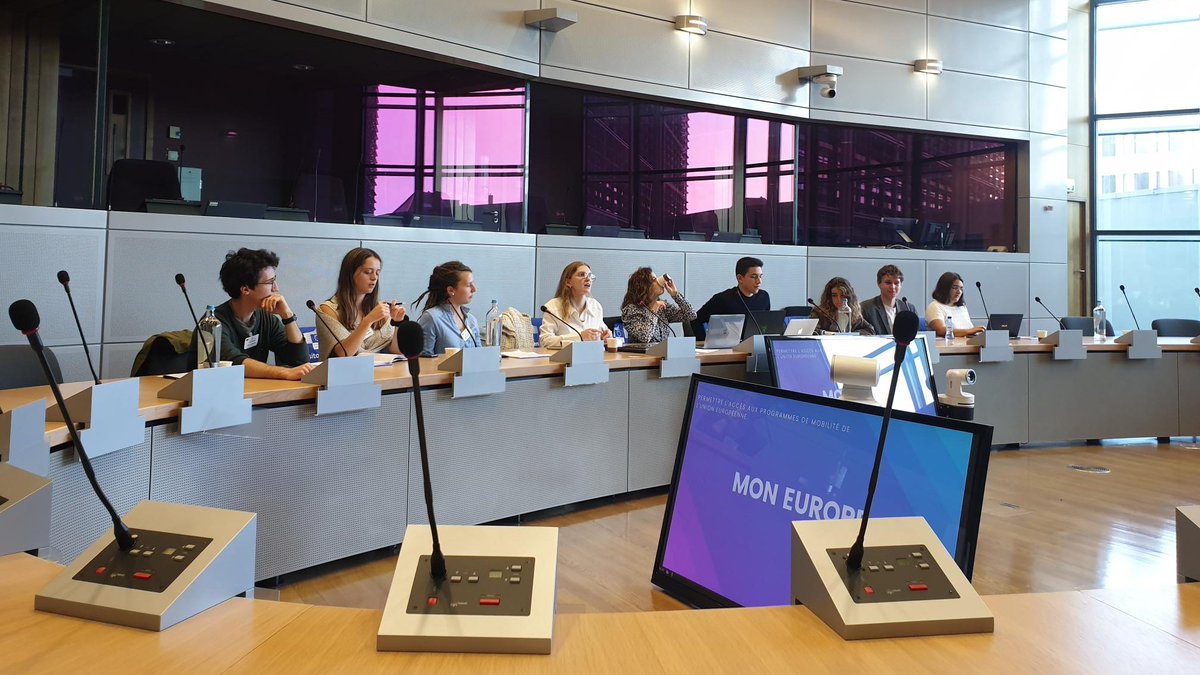UEFrance's tweet photo. Dans le cadre de l'Année européenne de la jeunesse, des étudiants de @sciencespo ont imaginé des solutions pour sensibiliser encore davantage la jeunesse 🇫🇷 aux enjeux 🇪🇺
Nous sommes ravis de les accueillir aujourd'hui à Bruxelles pour la restitution de leur travail !
#EYY2022 https://t.co/8EKlQ3532z