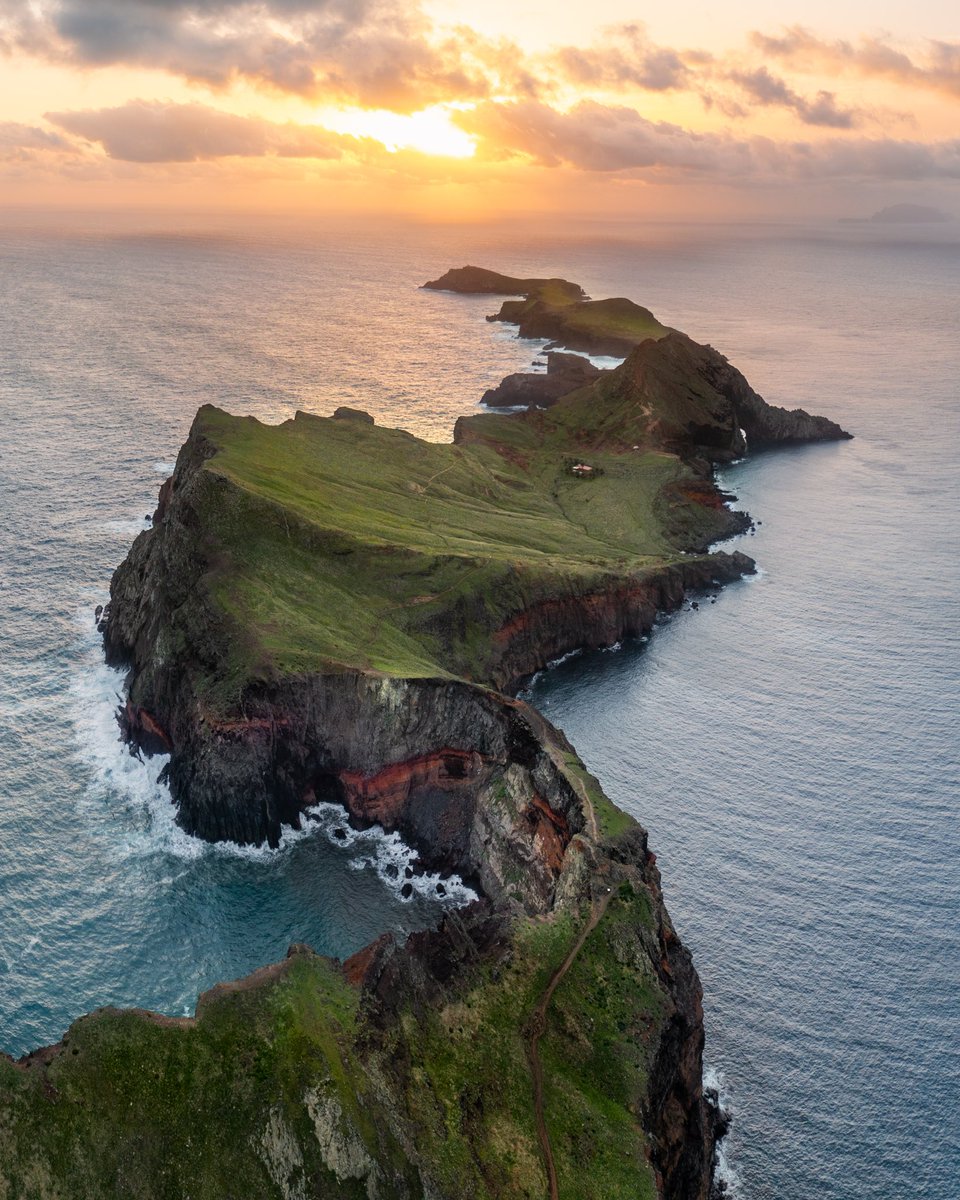 HugoHealy's tweet image. I am excited that my image “Rugged Coastline” was selected for the genesis collection “SPECTRUM” for @intothelightnft 
This image is one of 34 images in “SPECTRUM” by our group of talented nature photographers. 

Join our space today to hear more!