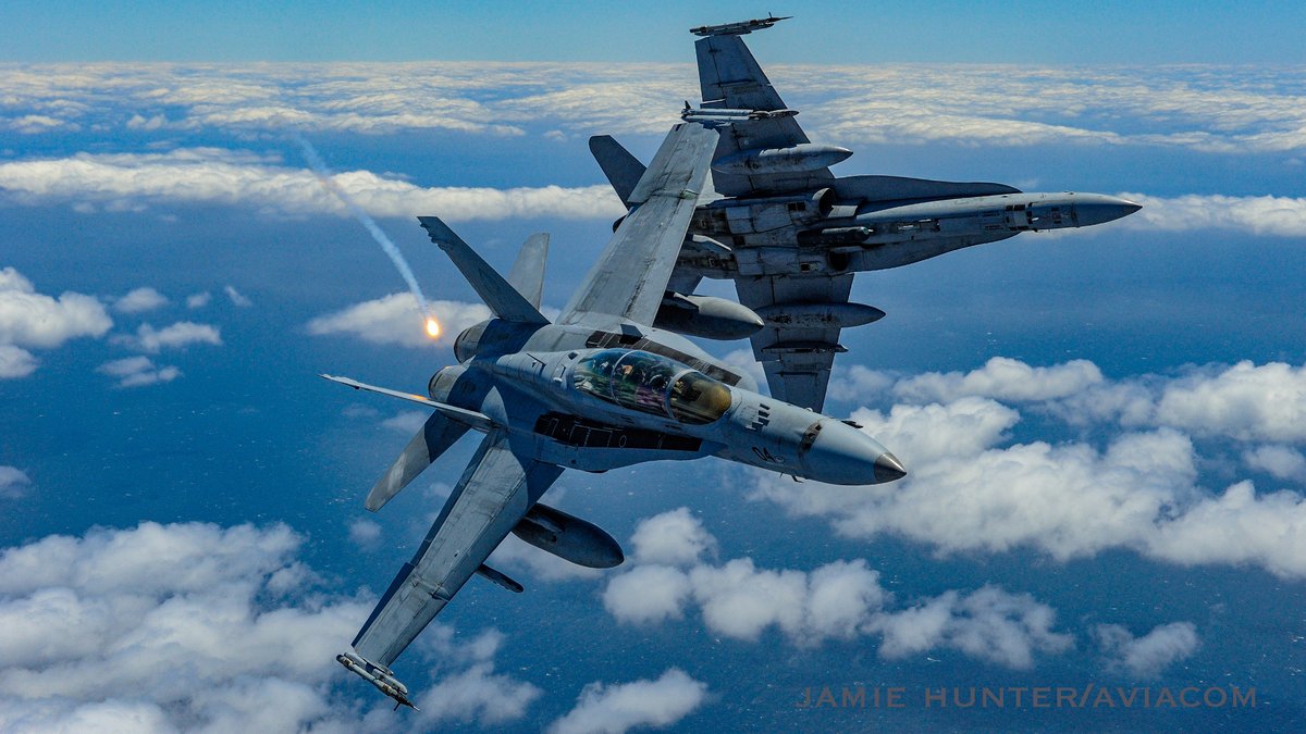 jamie_aviacom's tweet image. 'Break now!' Marine Hornets over the Pacific.
#aviationphotographer #fastjets