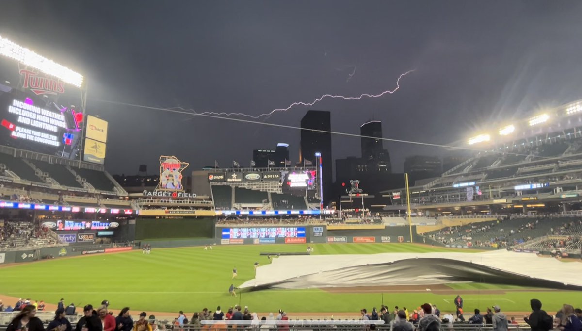 Mid2KJ's tweet photo. @WCCO Target Field! https://t.co/waThHnskIN