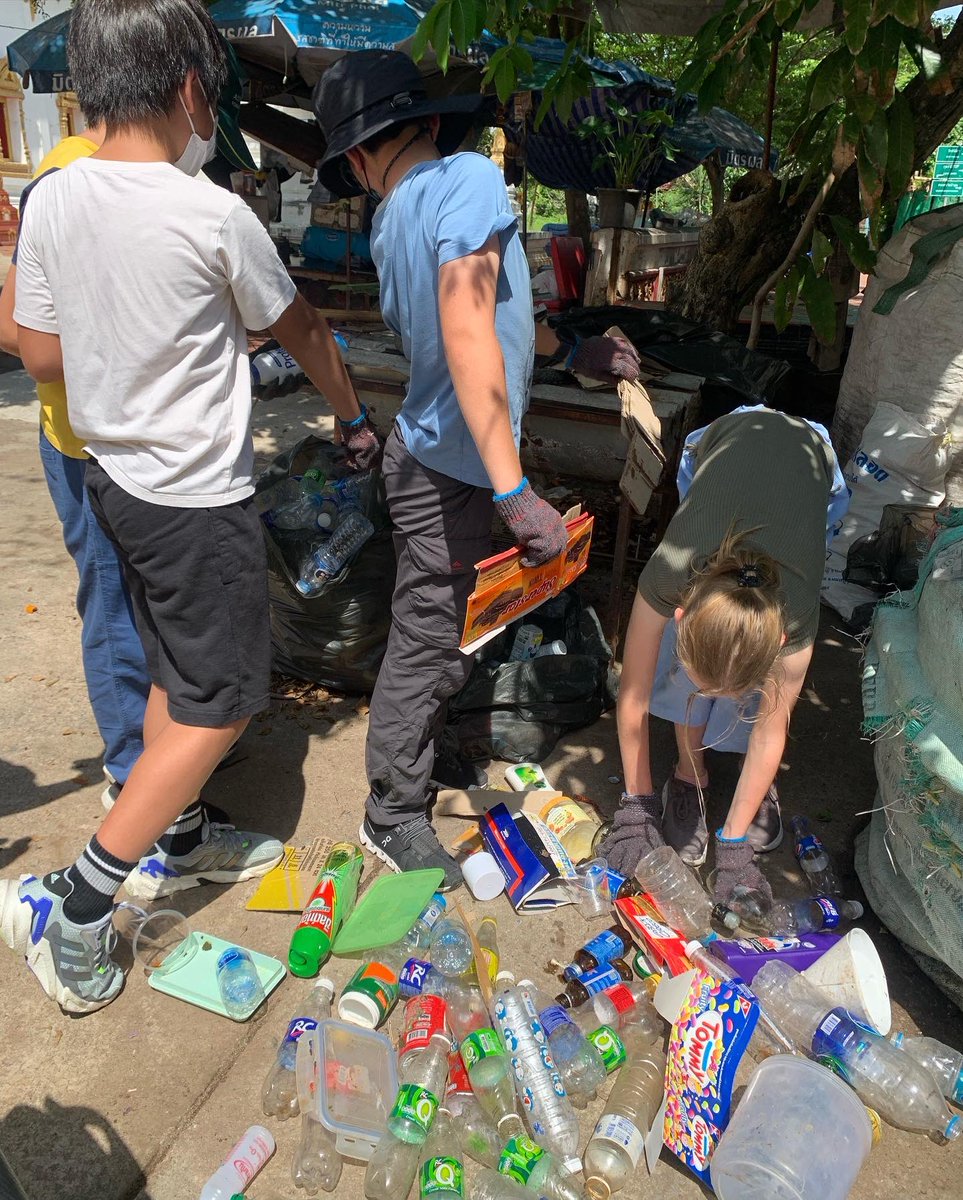 TraidhosBarge's tweet photo. Another day with NIST students, busy doing activities on Ko Kret, interactive learning with the local community connected to investigating sustainable living lifestyles of local people on Ko Kret. 

#bargeprogram #sustainable #environmentaleducation #outdooreducation #kokret https://t.co/9jff2dbOQ6