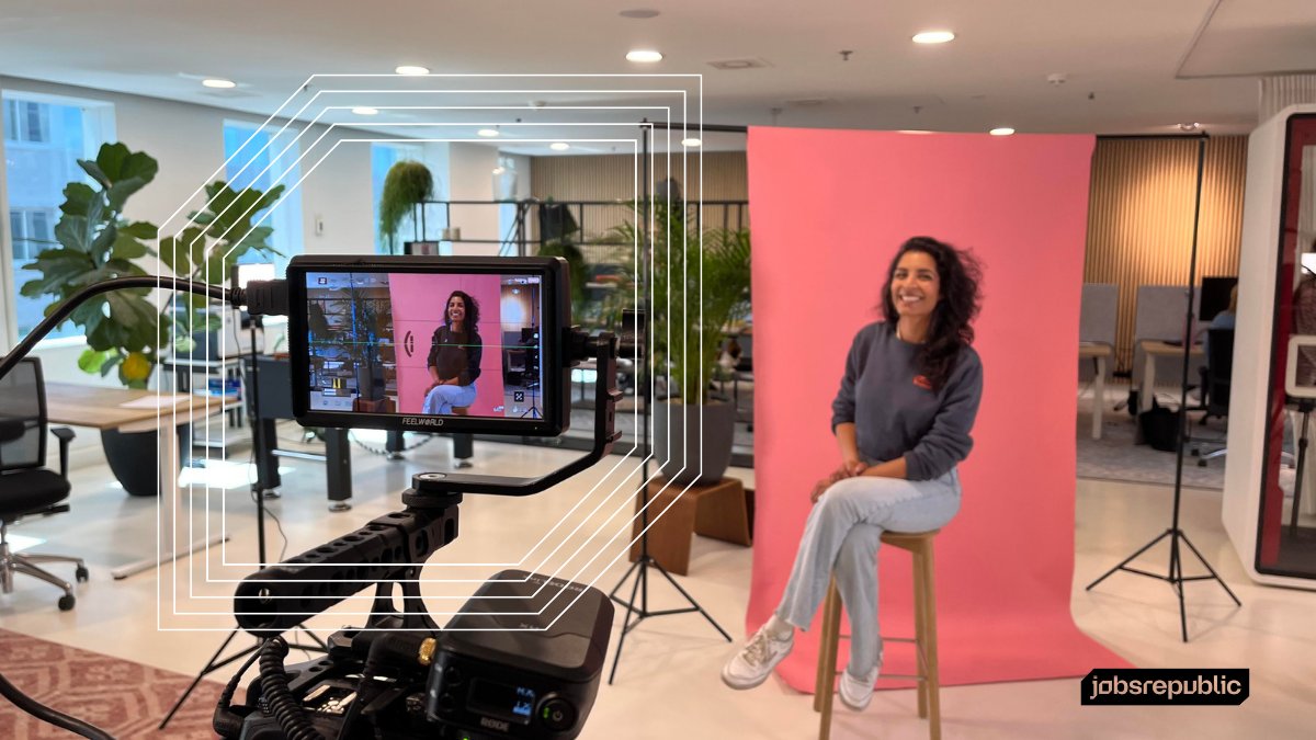 Jobsrepublic's tweet photo. Regel 1 voor elke employer branding video: 𝐋𝐚𝐚𝐭 𝐞𝐜𝐡𝐭𝐞 𝐦𝐞𝐧𝐬𝐞𝐧 𝐳𝐢𝐞𝐧

Vandaag filmen we op ons eigen kantoor een employer branding video. We houden ons hierbij aan 4 regels om tot de beste content te komen. 

Benieuwd welke? Check het hier: https://t.co/bYD8amvEmx https://t.co/ezz21n6AHG