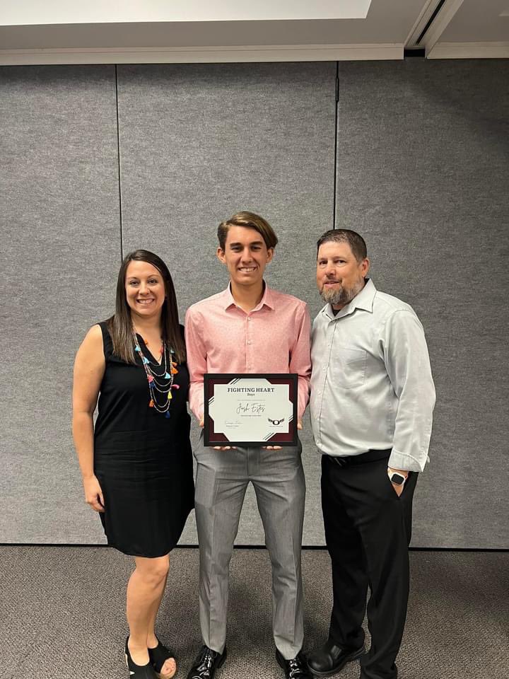 JoshuaCEstes's tweet photo. Very honored to receive the Boys Fighting Heart award last night at the @OilerTrackXC 2022 Banquet.
Hard work pays off and I can’t wait to see what’s in store for my senior year. Go Oilers!
#ComeFlyWithUs #2023 #uncommitted
#HardWorkWorkHard @PearlandHighSch https://t.co/UF66IkPw9k
