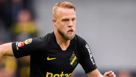 gsideridisss's tweet photo. Daniel Sundgren’s priority is to renew his contract with #arisfc as it expires on June
His mention to post relating him with #AEK is false as of now, AEK is interested but has no advantage in the signing of the Swedish
@ARIS__FC @AEK_FC_OFFICIAL @svenskfotboll #sundgren https://t.co/aUxxgqDRiy