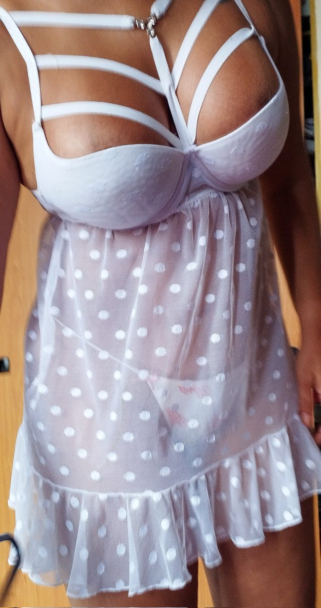 Ando en casa, aún en pijama, viendo llover, con ganas de un café y de alguien con quien hablar? 
Quien más como yo? Alguien? Aaaalguie por ahí?