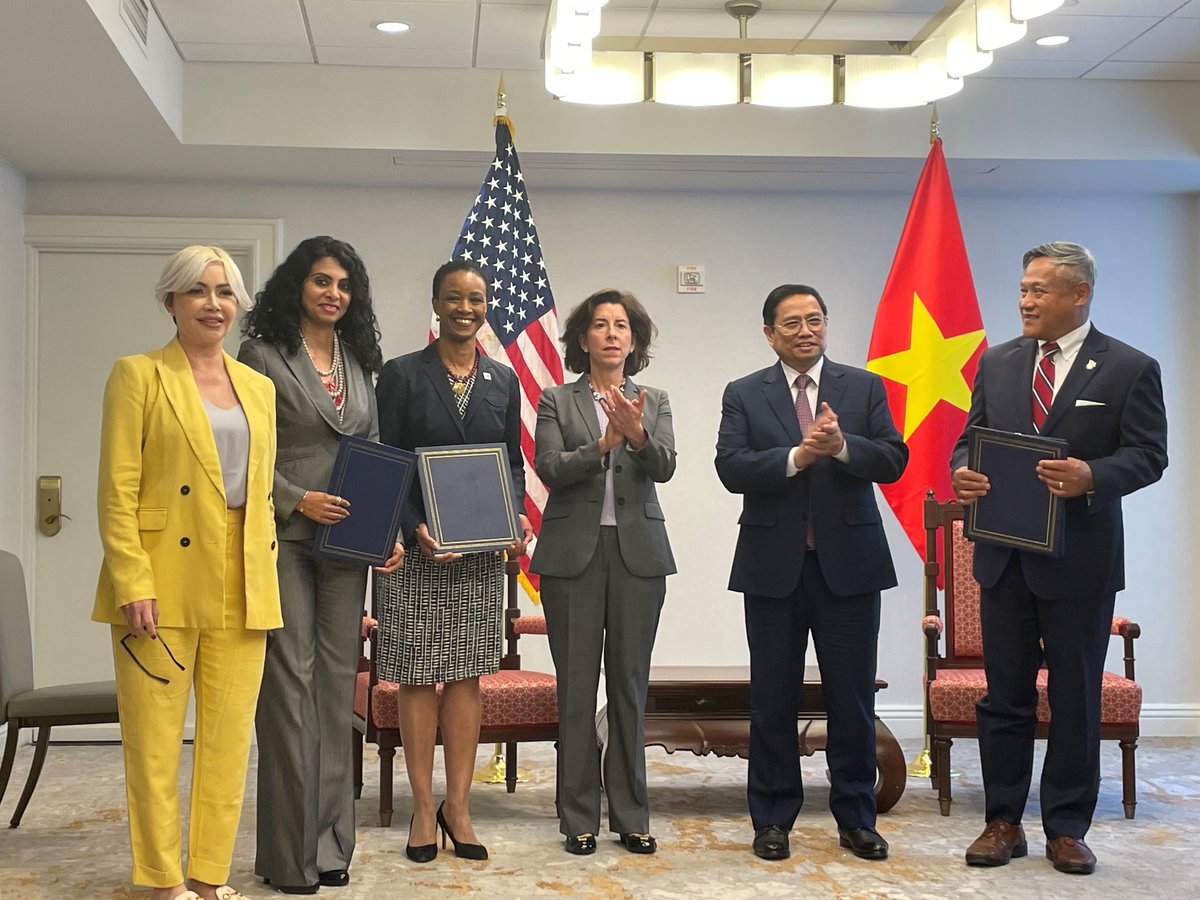USTDAdirector46's tweet photo. An honor to celebrate @USTDA’s latest feasibility study with #Vietnam PM Pham Minh Chinh and @SecRaimondo! The grant advances Vietnam’s clean energy and energy access goals. Mekong Clean Energy Interconnection Company Ltd. selected #KansasBased @Black_Veatch to perform the study. https://t.co/7UfR5tKzPk