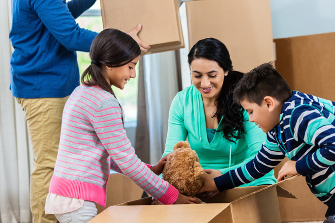 SmoothMoveRH's tweet photo. Entertain kids with safe moving supplies. Moving day is a bore for kids––and a distraction for you. Have the kids help unpack select boxes—then let them use the box and bubble wrap, at an out-of-the-way spot, as accessories to their imagination.
#Moving #PackingTip #MovingCompany https://t.co/F6kcwnwViP