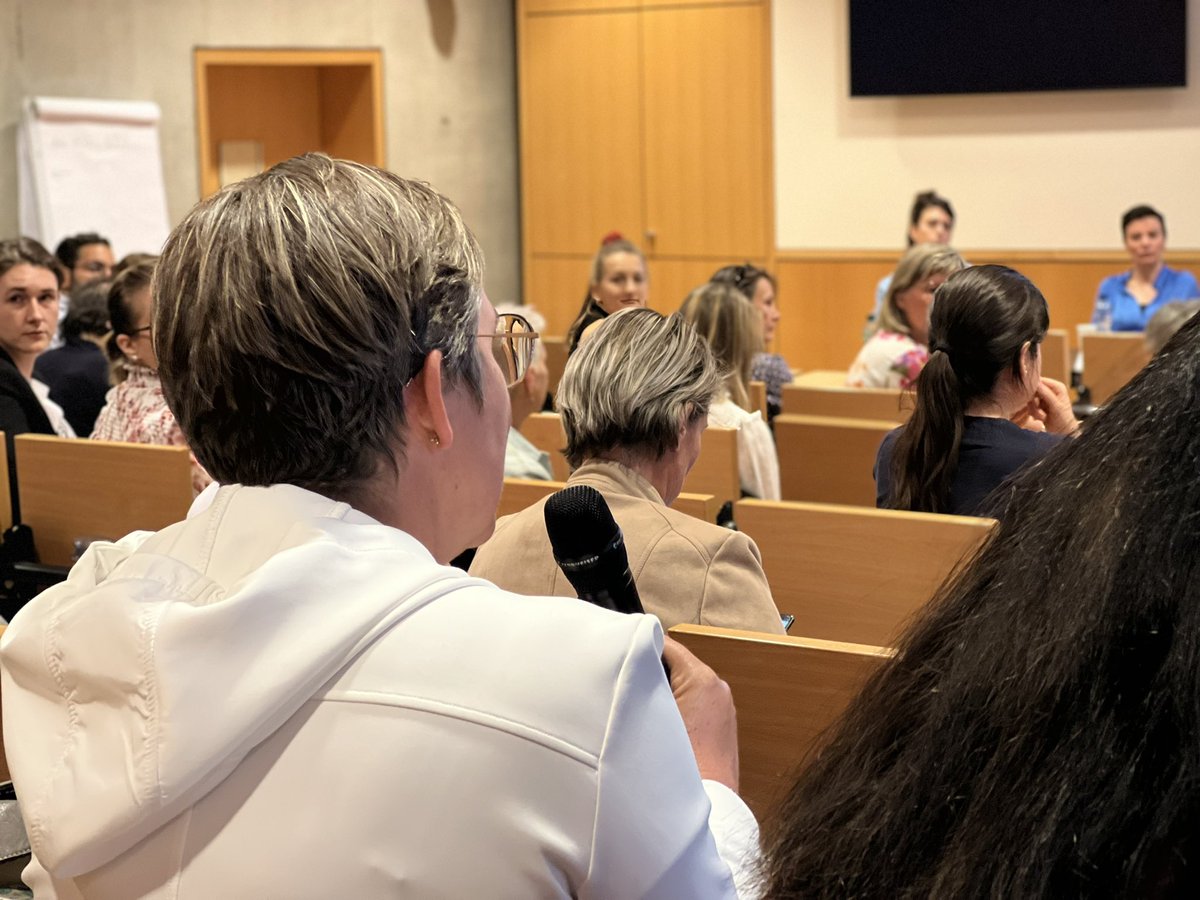 RadioTeleSuisse's tweet photo. 💬 36.9° a parcouru les cantons romands pour un cycle de conférences qui s'achève ce soir au @CHUVLausanne. Le but? Débattre de la question de la prévention de l'obésité avec le public et les professionnel•les de la santé.
Le projet 👉 https://t.co/MsvTehnRNR
#RTSAvecVous https://t.co/vYV7KRTaRd