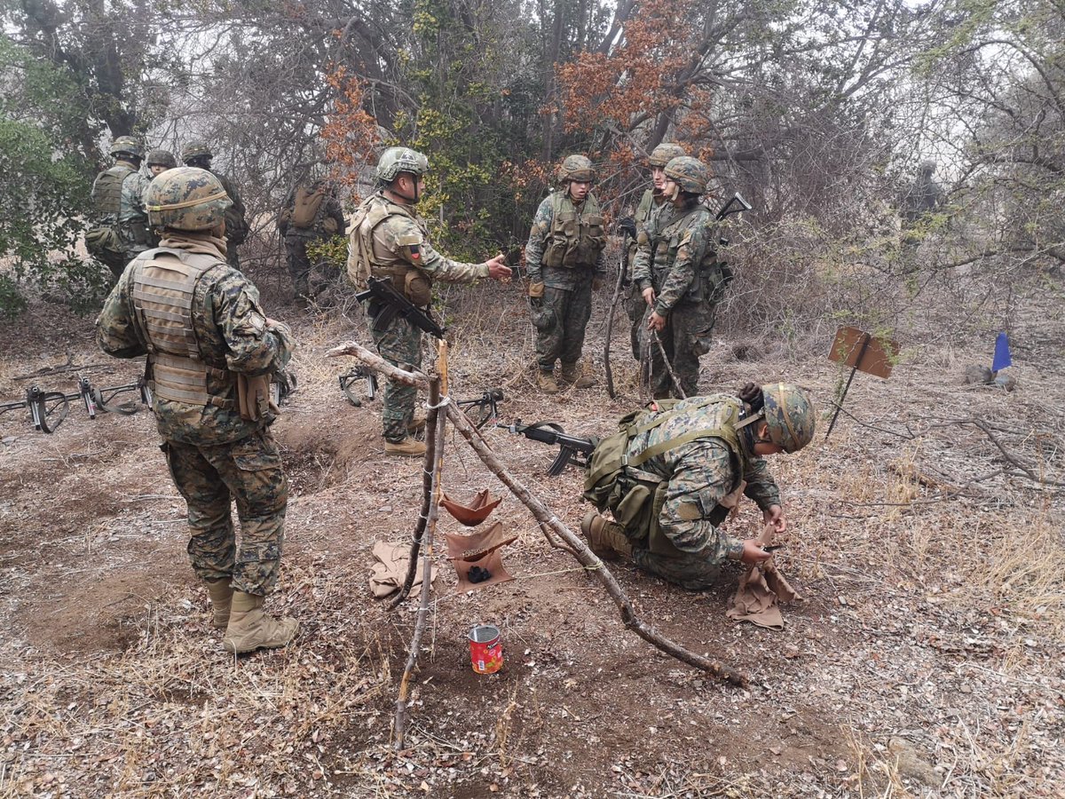 Florencia_RSM's tweet photo. Que bcn que estos jóvenes tengan la disposición, el carácter y la valentia de vivir en carne propia como es la preparación del @Ejercito_Chile y se den cuenta que tienen las oportunidades para ahí dentro para ayudarlos a surgir💪
#serviciomilitar #ejercitodechile #JovenesEnAccion https://t.co/Y0Cu2liEj4