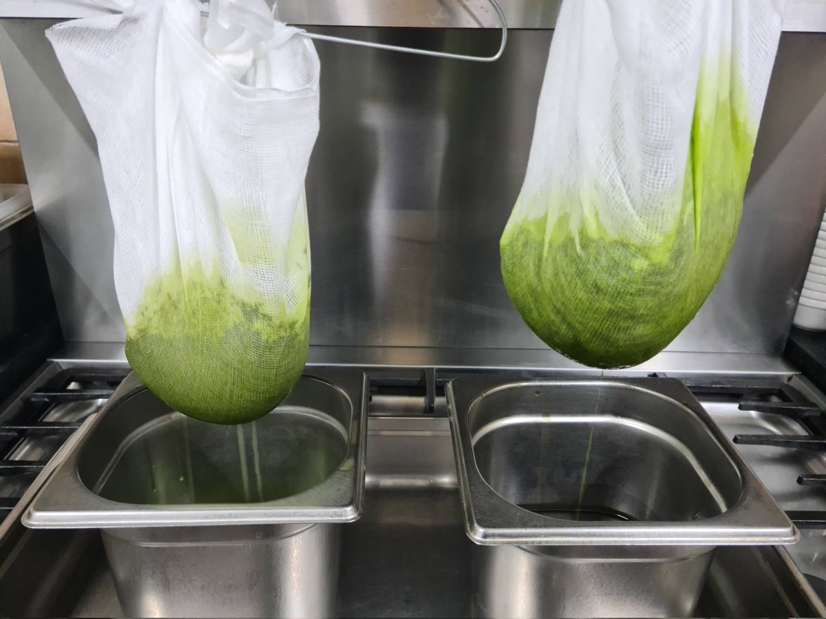 siobhanskitchen's tweet photo. Making fennel oil and chive oil with ingredients from our garden at #ViewmountHouse 

#siobhanskitchen 
#Longford 
#VMRestaurant 
#irishfood 
#IrishCountryHouse 
#ireland https://t.co/szZWc23yh4