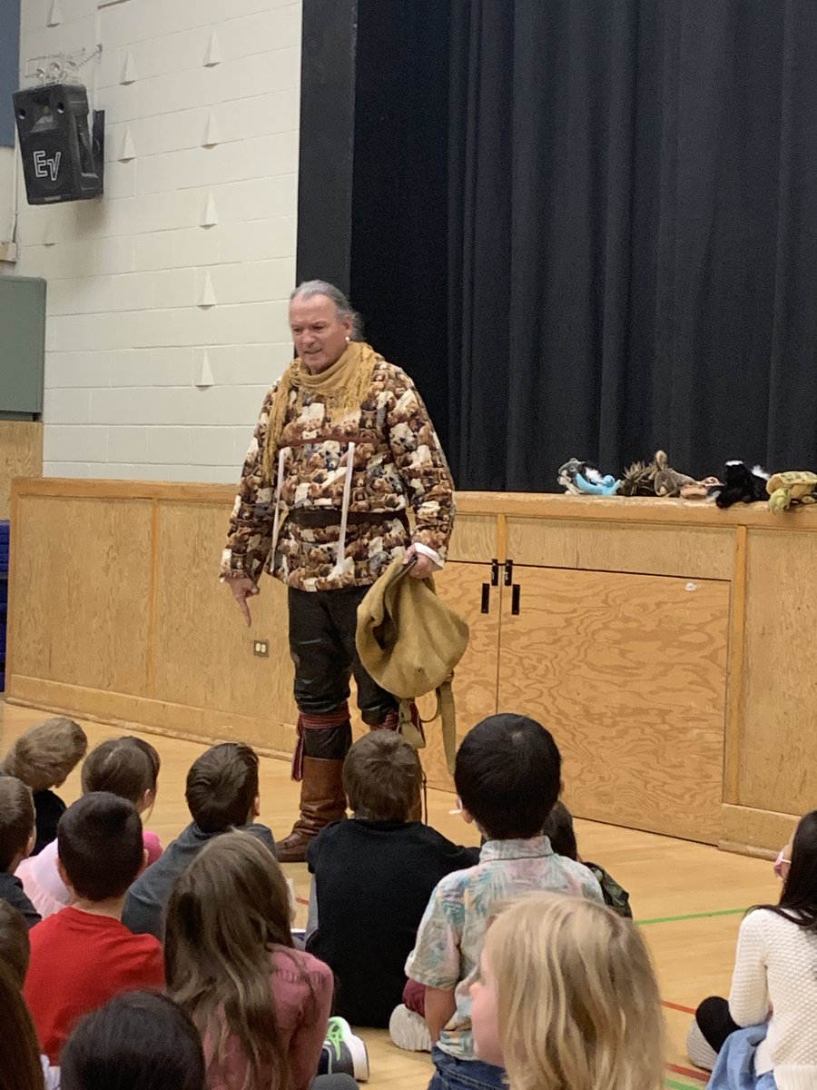 CBELanguages's tweet photo. Daniel Richer dit LaFlèche @OttawaCrier is a Métis storyteller narrating stories from his Dakota and Abenaki heritage. In collaboration with @CPFAlberta students @banftrailschool discovered legends and lessons for Mother Nature, through the Marvel Bag. @yyCBEdu https://t.co/h9FNQV50um