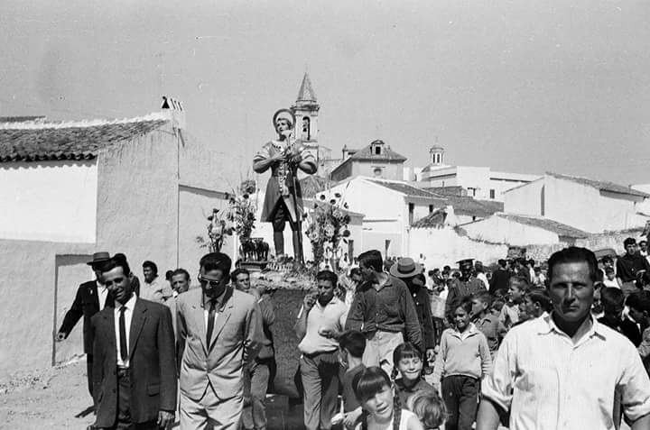 hdnazarenogibra's tweet photo. 📸 #FotoConHistoria • San Isidro discurre por los alrededores del antiguo centro médico. Al fondo contemplamos la Matriz de San Juan Bautista.

☺️ Deseamos a nuestra querida Hermandad de San Isidro una provechosa procesión por las calles de #Gibraleón. ¡Viva San Isidro! https://t.co/hZov8ot2Pb