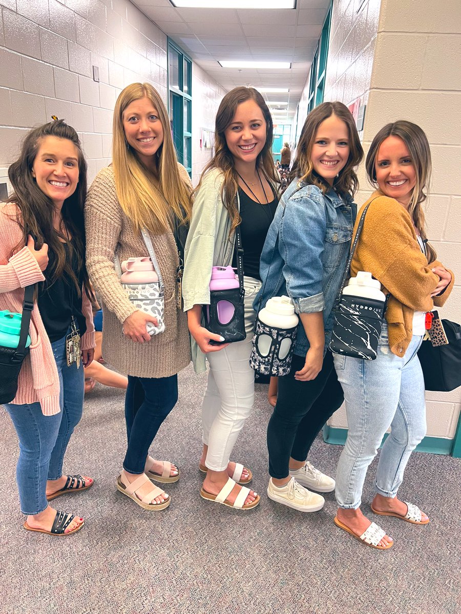 carlyk4th's tweet photo. Staying hydrated through these hot almost summer days #3rdgrade #mbebears2022 @dwittman3rd @MiaJohnstonMBE @EmilyKingMBE @KNazarko7 https://t.co/mVg9GFdQWX