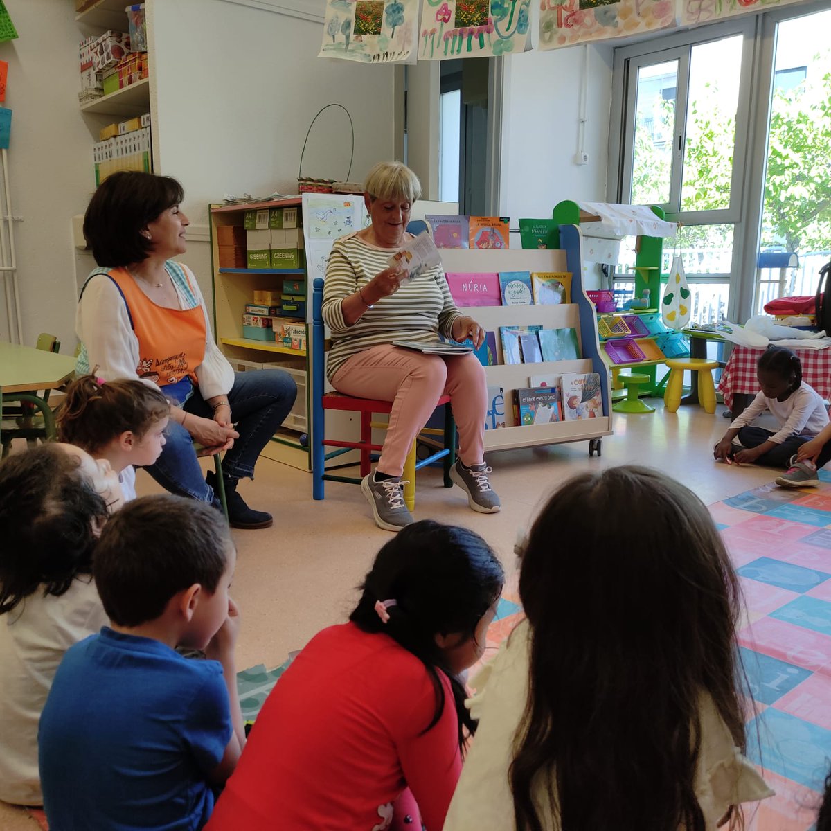 EscolaSaavedra's tweet photo. Avui ha vingut a l'escola🏫 la @nuriafreixadomenech, ( mestra, poeta i actriu )ha visitat la classe de P4 que va treballar el seu poema “ Un Sant Jordi Mariner⛵” . Han fet un taller de poesia i s’ho han passat d’allò més bé 👏👏😍😍 @aliancesmagnet @aliancastem @FundacioBofill https://t.co/PdiPVP4QMf