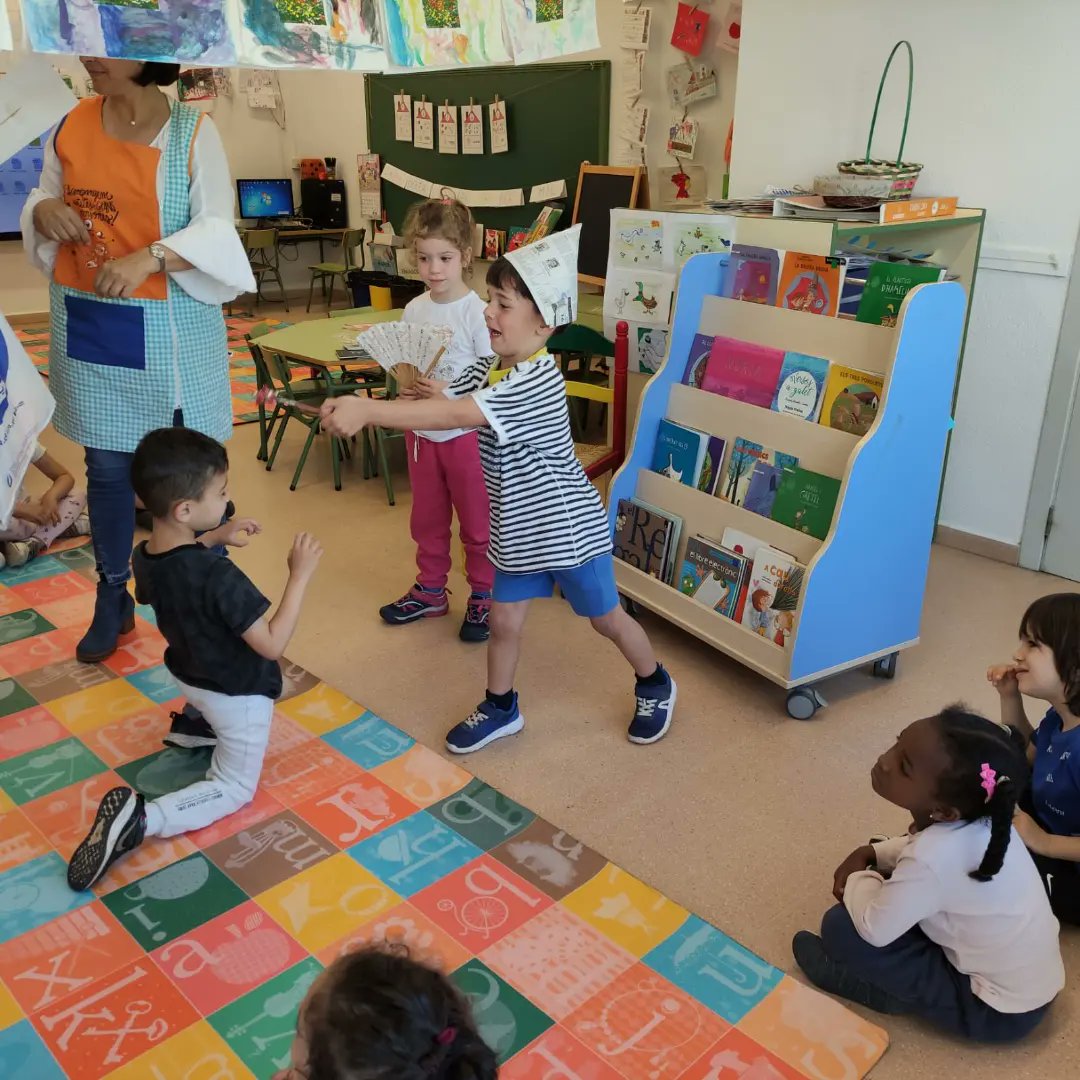 EscolaSaavedra's tweet photo. Avui ha vingut a l'escola🏫 la @nuriafreixadomenech, ( mestra, poeta i actriu )ha visitat la classe de P4 que va treballar el seu poema “ Un Sant Jordi Mariner⛵” . Han fet un taller de poesia i s’ho han passat d’allò més bé 👏👏😍😍 @aliancesmagnet @aliancastem @FundacioBofill https://t.co/PdiPVP4QMf
