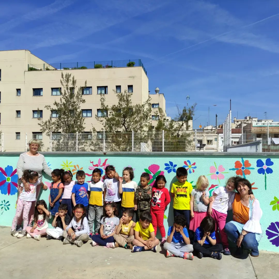 EscolaSaavedra's tweet photo. Avui ha vingut a l'escola🏫 la @nuriafreixadomenech, ( mestra, poeta i actriu )ha visitat la classe de P4 que va treballar el seu poema “ Un Sant Jordi Mariner⛵” . Han fet un taller de poesia i s’ho han passat d’allò més bé 👏👏😍😍 @aliancesmagnet @aliancastem @FundacioBofill https://t.co/PdiPVP4QMf