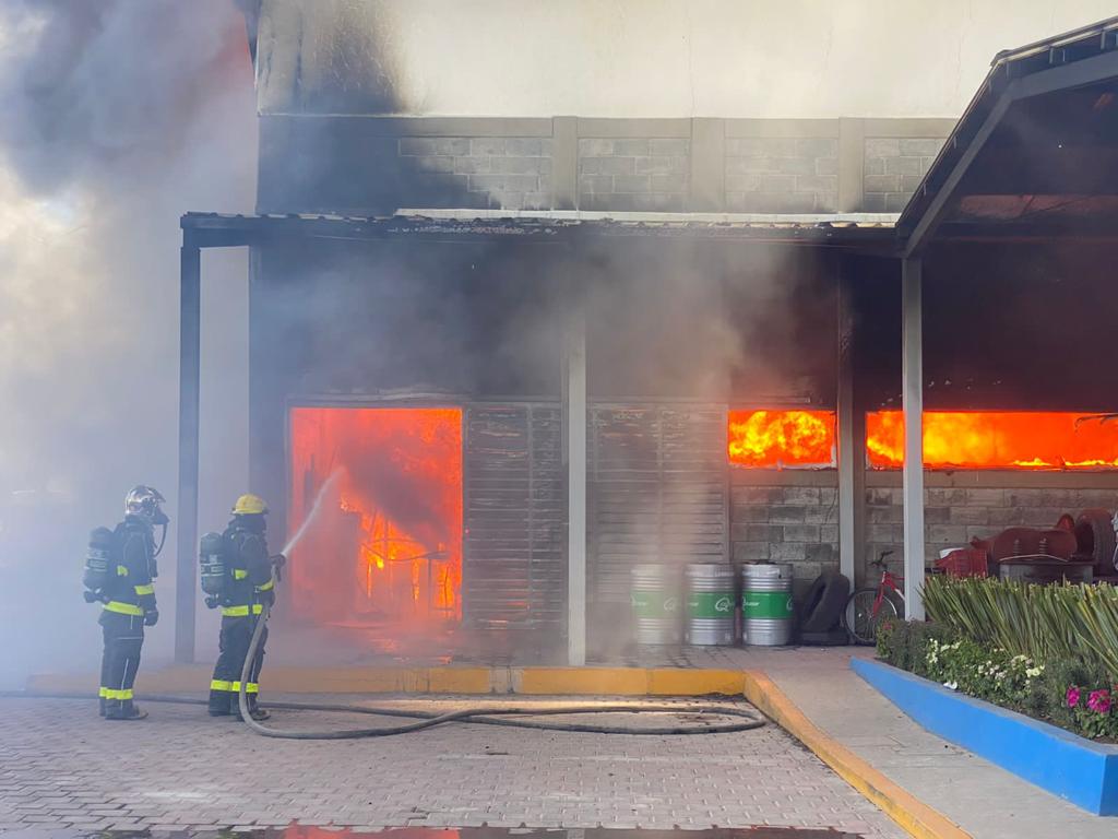 JCarlos_Valerio's tweet photo. 🚨 Elementos de Protección Civil y Bomberos de San Andrés Cholula realizan labores para sofocar un #ncendio en una #bodega de Servicios Públicos Municipales en #Tlaxcalancingo.🚨 
Vía @SSPPCSnAndresCH https://t.co/WB52Zj66sT