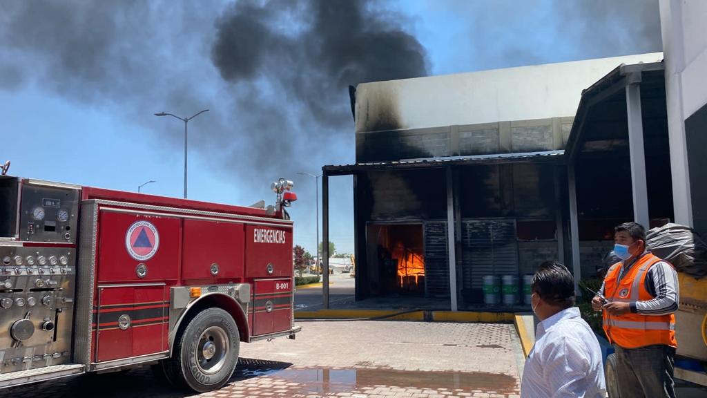 JCarlos_Valerio's tweet photo. 🚨 Elementos de Protección Civil y Bomberos de San Andrés Cholula realizan labores para sofocar un #ncendio en una #bodega de Servicios Públicos Municipales en #Tlaxcalancingo.🚨 
Vía @SSPPCSnAndresCH https://t.co/WB52Zj66sT