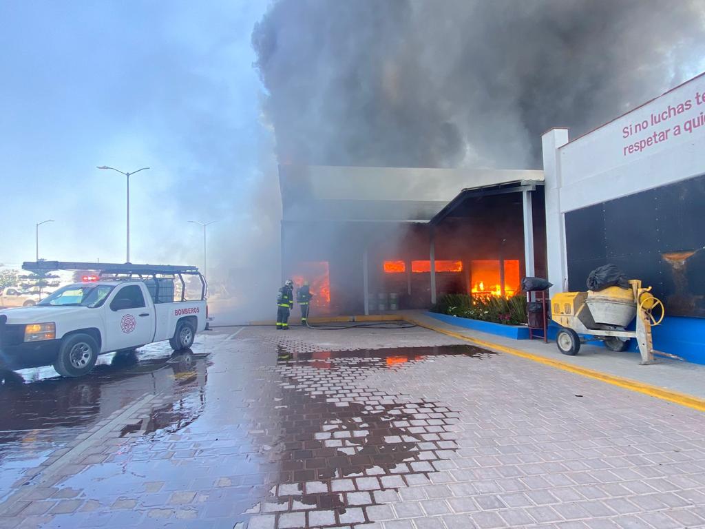 JCarlos_Valerio's tweet photo. 🚨 Elementos de Protección Civil y Bomberos de San Andrés Cholula realizan labores para sofocar un #ncendio en una #bodega de Servicios Públicos Municipales en #Tlaxcalancingo.🚨 
Vía @SSPPCSnAndresCH https://t.co/WB52Zj66sT