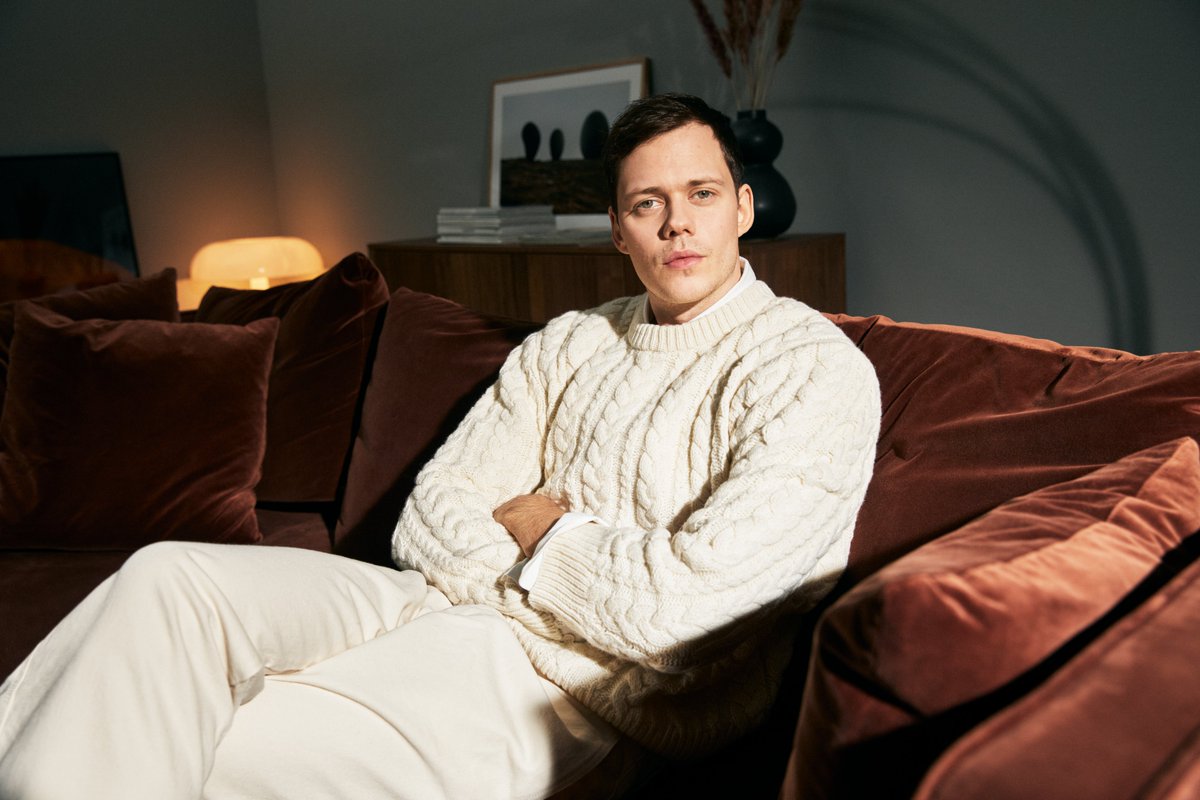netflixqueue's tweet photo. In the Swedish series Clark, Bill Skarsgård plays Clark Olofsson, one of Sweden's most notorious criminals. 

“Some people idolized him, and some of them really hated him,” says Skarsgård of the man portrayed onscreen, “but they all talked about him.” https://t.co/UUJyp3l1eb https://t.co/FjyqG80BT8