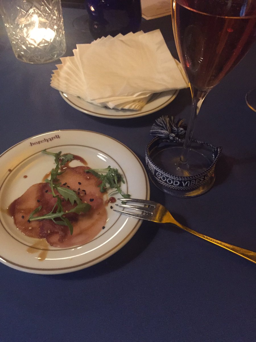 Papamicha007's tweet photo. Ein langer, hochinteressanter Tag muss gebührend abgeschlossen werden - #ChillOut im #Borchardt Berlin 😎😎 #StockpickerSummit2022 #HAIB @Privatbank1796 @Marc_Osigus https://t.co/MKuYFq7MFf