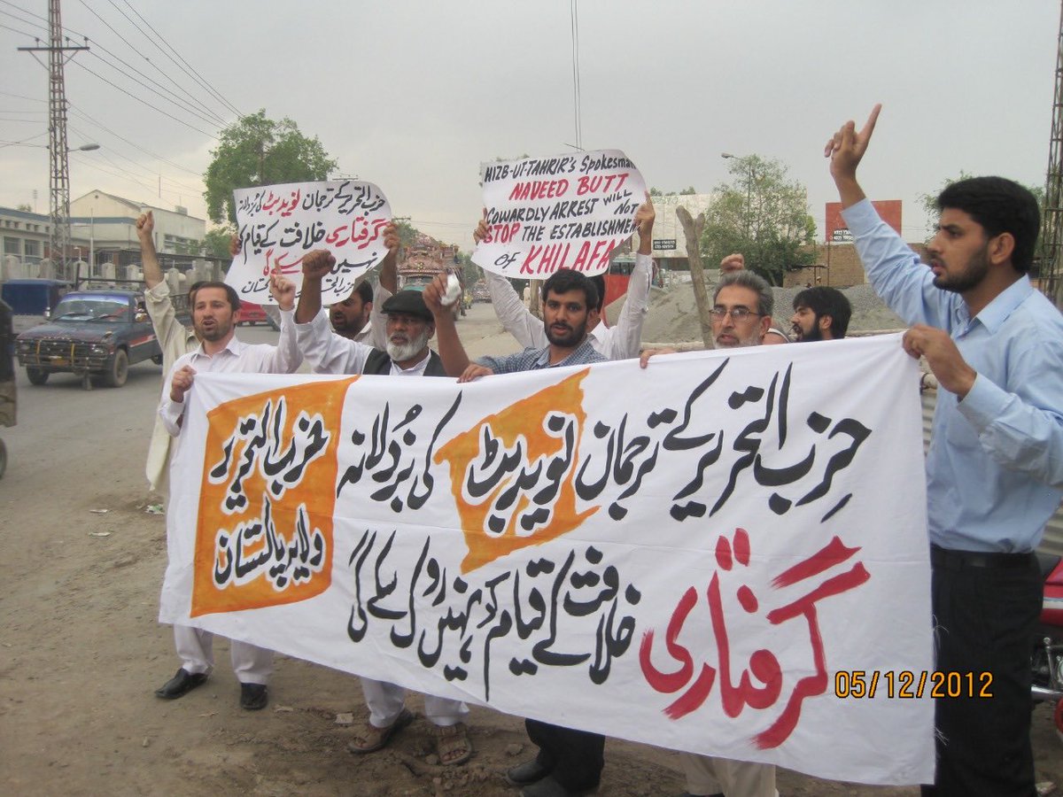 Time4Khilfah's tweet photo. Demo against abduction of #NaveedButt outside Pesh Press Club a day after his arrest.
#FreeNaveedButt @OfficialDGISPR @ArifRetd
@soldierspeaks @INFANTRY28 @amansouraja @journalisthasan @SirajOfficial
@KlasraRauf #OpenQAUNow
اگرانسانیت ابھی بھی زندہ ہےتواس پربھی لب کشائی کریں😬 https://t.co/IJyJWVHE3P