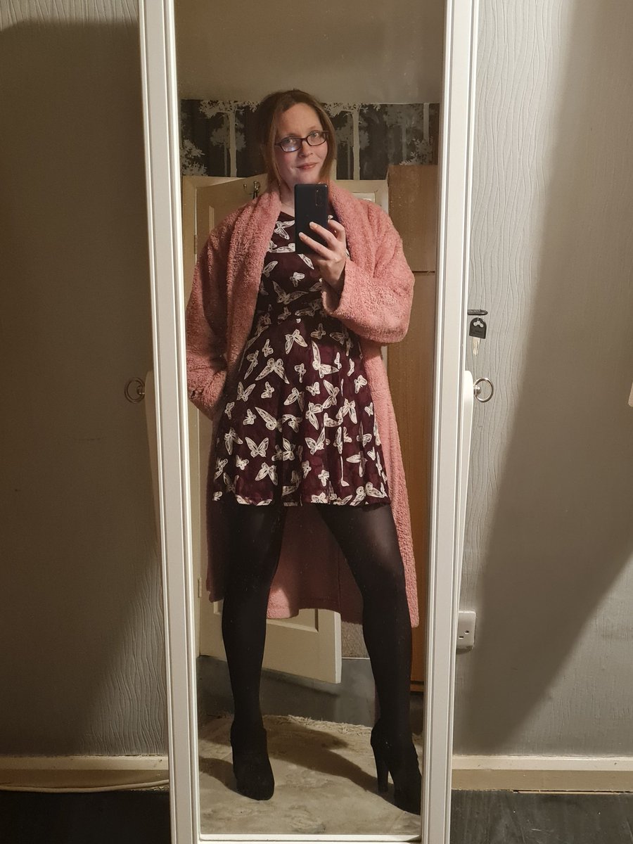 Life_of_Chelle's tweet photo. I dont thibk iv ever done a #ThrowbackThursday 🤔

So that time my mates insisted I make a effort for a zoom call, but said nothing about wearing a dressing gown 😝 https://t.co/E2IpnkNizj