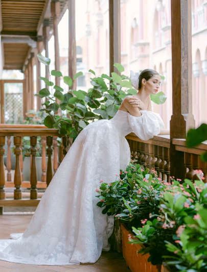 FIDM's tweet image. #FIDMGrad, Monique Lhuillier was featured in a @NYTFashion article about &apos;80s trends returning to the bridal space! Specifically calling out lace, “puff sleeves, and full ball gowns,” which now have more “lightness and movement”! Read more here: nyti.ms/3kX4Sps