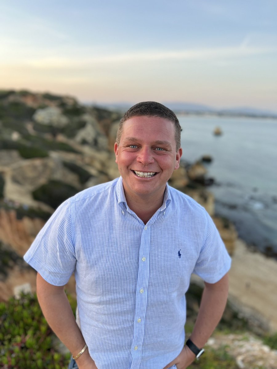 BUSAPAR3's tweet photo. A restaurant with a view …. 🤩 #camilo #praiadocamilo #portugal 🇵🇹 #travel #travelblogger #2022 #life https://t.co/BHjn4qwJlo