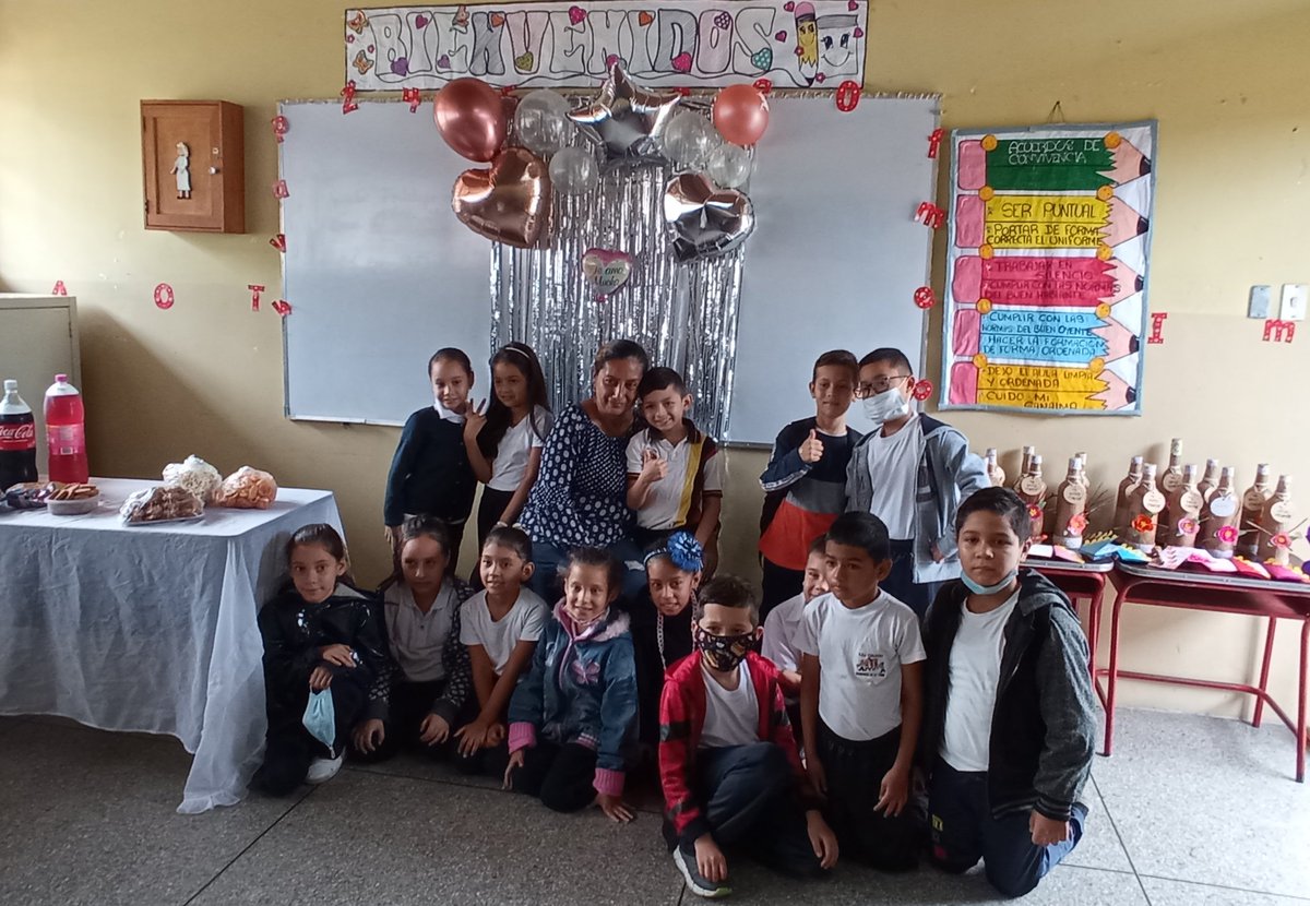 EB_SIMONBOLIVAR's tweet photo. @EB_SIMONBOLIVAR realizó homenaje a nuestras madres en cada uno de los espacios de aprendizaje.@MPPEDUCACION @charlychaves @ZonaEducTachira @Crazet2011 @clifpsc @_LaAvanzadora @CLIFPMTACHIRA https://t.co/rTEq1Z27J3