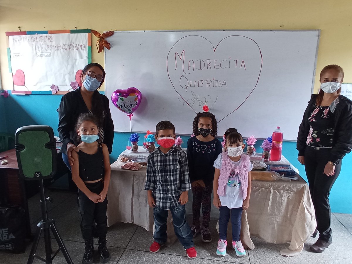 EB_SIMONBOLIVAR's tweet photo. @EB_SIMONBOLIVAR realizó homenaje a nuestras madres en cada uno de los espacios de aprendizaje.@MPPEDUCACION @charlychaves @ZonaEducTachira @Crazet2011 @clifpsc @_LaAvanzadora @CLIFPMTACHIRA https://t.co/rTEq1Z27J3