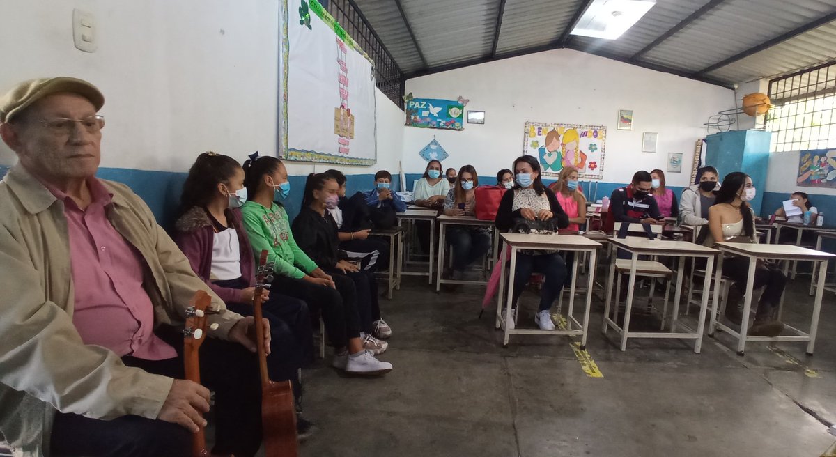 EB_SIMONBOLIVAR's tweet photo. @EB_SIMONBOLIVAR realizó homenaje a nuestras madres en cada uno de los espacios de aprendizaje.@MPPEDUCACION @charlychaves @ZonaEducTachira @Crazet2011 @clifpsc @_LaAvanzadora @CLIFPMTACHIRA https://t.co/rTEq1Z27J3