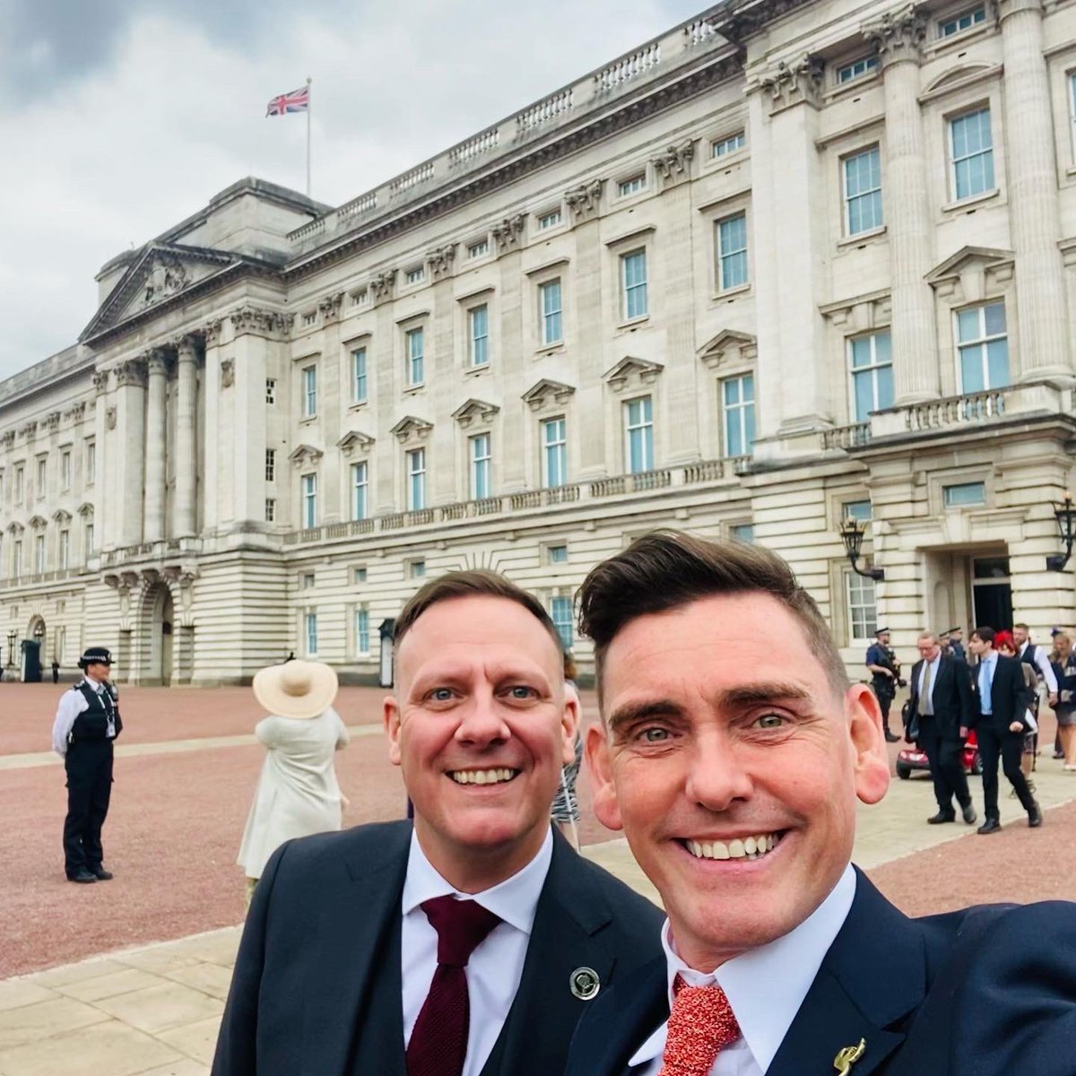 antonycotton's tweet photo. En route home from the most wonderful and fulfilling day in the gardens of Buckingham Palace, for @thenotforgotten association garden party. I chatted to the most amazing and inspiring Armed Forces personnel and feel so lucky, and honoured, to be associated with this community. https://t.co/c12s0t00Wq
