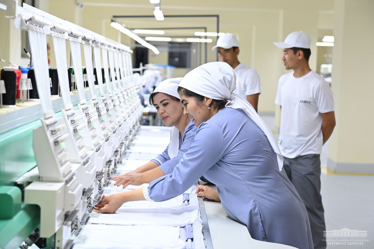 president_uz's tweet photo. The #President got acquainted with the activities of the Youth Industrial and Entrepreneurial Zone in the city of #Margilan, talked with women working at one of the enterprises.
#Mirziyoyev #trip #Ferghana #industry https://t.co/fOvONODE5Z