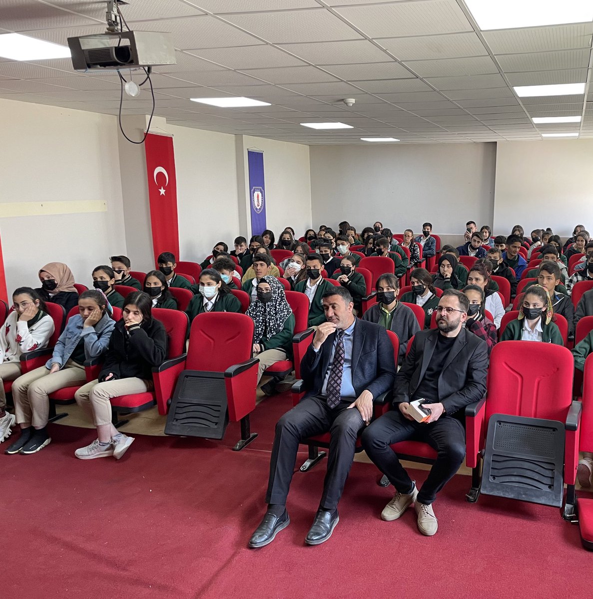 TokiLisesi's tweet photo. Öğretmen ve öğrencilerimizin hazırlamış oldukları şiir dinletisi programı,emeği geçenlere teşekkür ederiz. @yuksekova_mem @YusufAtael https://t.co/PPgwga5ojv