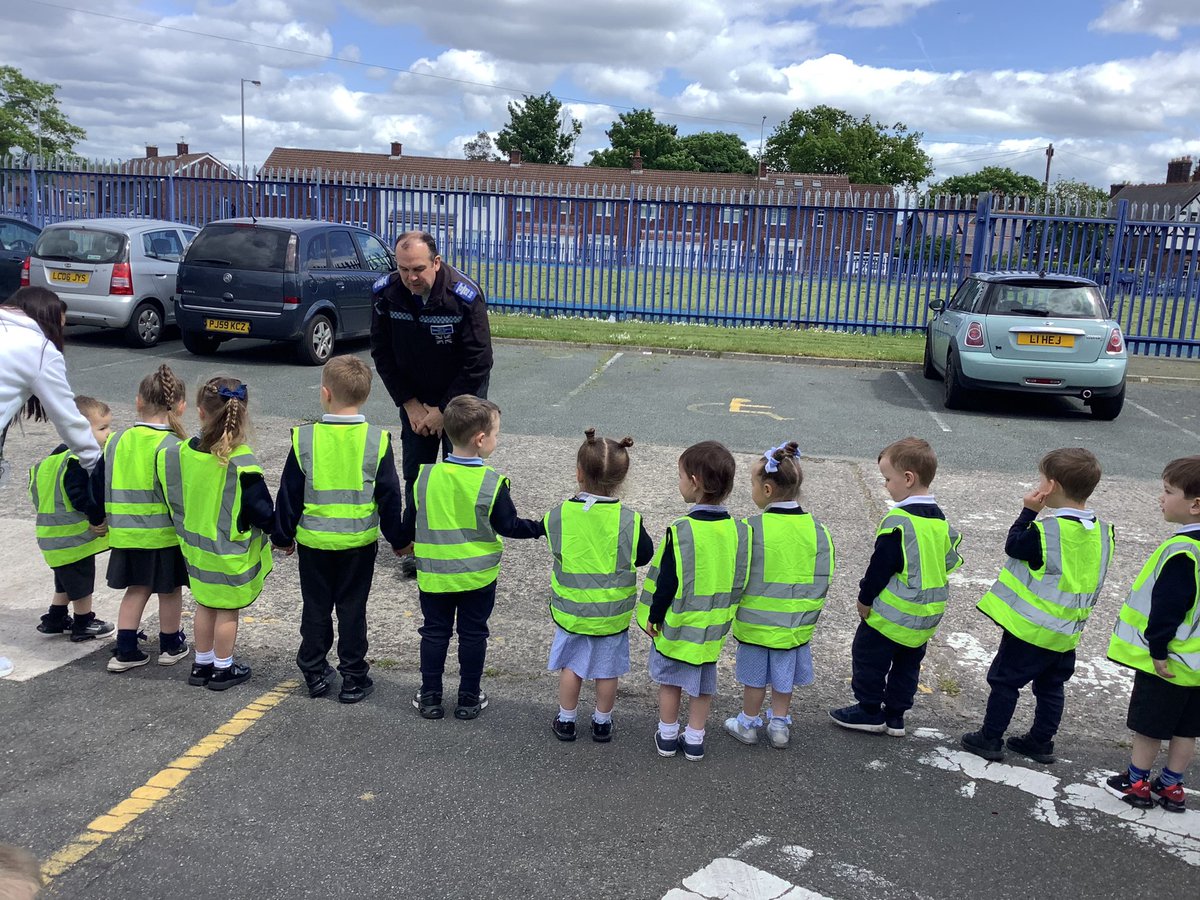 MissFGray's tweet image. Nursery loved meeting the local Police this week. We found out all about how Police Officers keep us safe and lots on road safety. The children were so confident and really enjoyed meeting them! @BelleValeSchool #EYFS