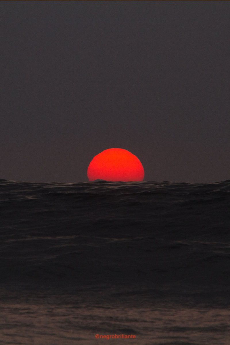 danimiquel's tweet photo. Regalo inesperado, unos días sin viento y con buenas olas ya bien entrado el mes de mayo.
#surf #ola #atatdecer #sunset #Canarias #Lanzarote https://t.co/6YvpgLN9mG
